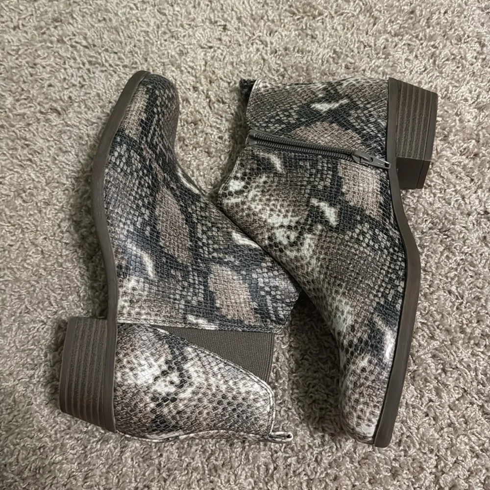 SO° Women's Snake Ankle Booties Sz 10